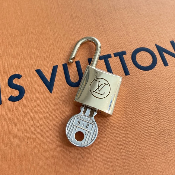LV #219 Vintage Padlock & Key Set 200 Series - Picture 4 of 6